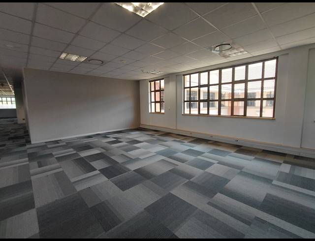 1,091M² OFFICE TO LET IN BRYANSTON